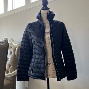 Like new with no signs of wear…black lightweight Michael Kors down coat.